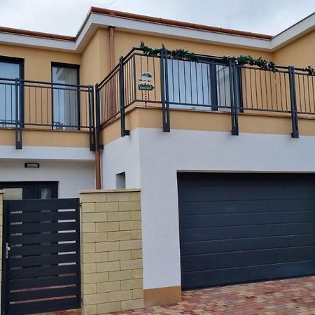 Sarkcsillag Teljes Csaladihaz- Star Complete Family House Szeged Exterior foto
